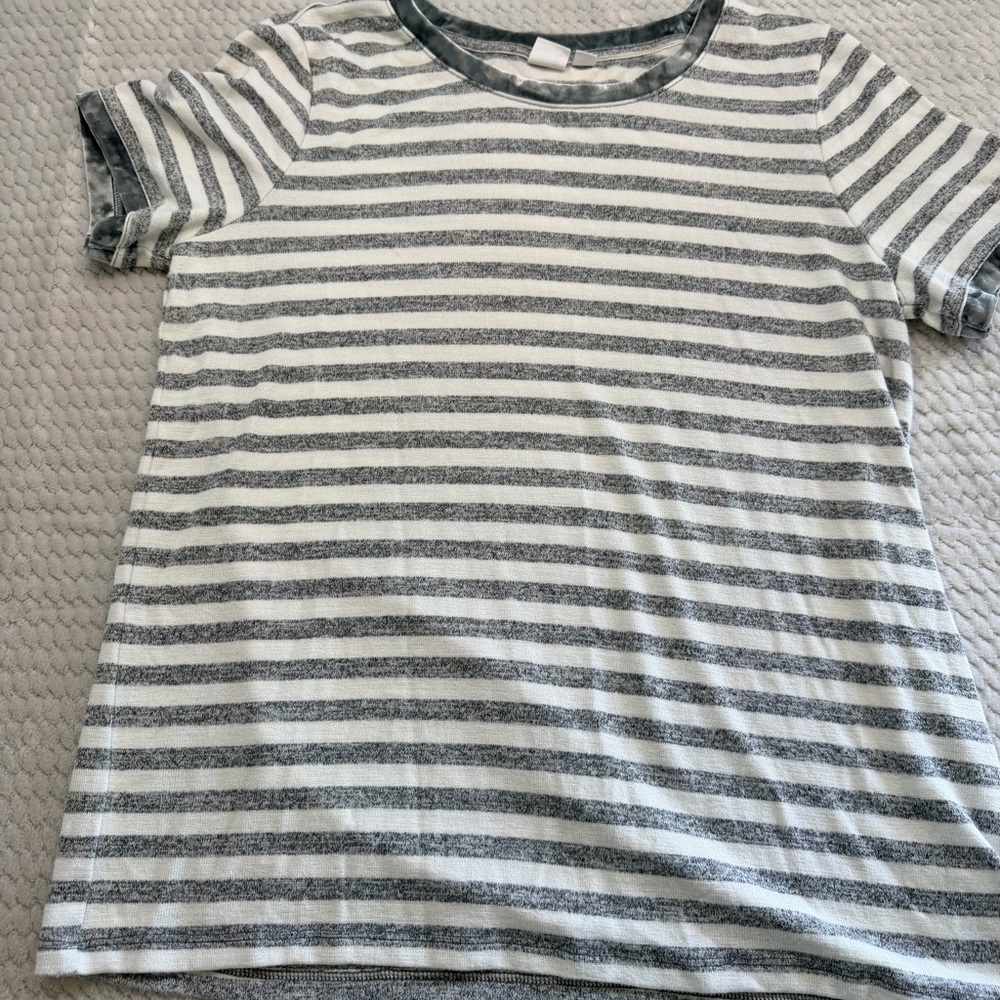 GAP Gray Striped Short Tee w Velvet Trimmed Sleeves - Picture 8 of 8